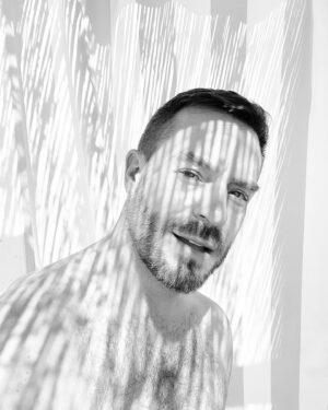 Juan Pablo Espinosa Instagram - Aquí rayado 😜
Les mando un abrazote! 

🤍🖤

Showing my earned stripes 😜
Big hugs to everyone!