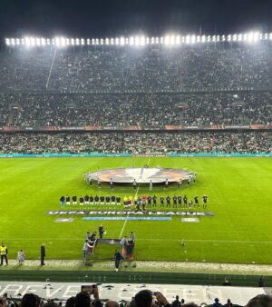 Juan Pablo Galavis Instagram - Europa League y Derbi en Sevilla a TOPE… Gracias al @realbetisbalompie por las ATENCIONES y el Novato  @joaquinarte nos debe PAR de chistes…