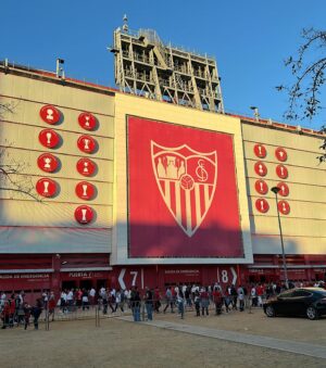 Juan Pablo Galavis Instagram - Europa League y Derbi en Sevilla a TOPE… Gracias al @realbetisbalompie por las ATENCIONES y el Novato  @joaquinarte nos debe PAR de chistes…