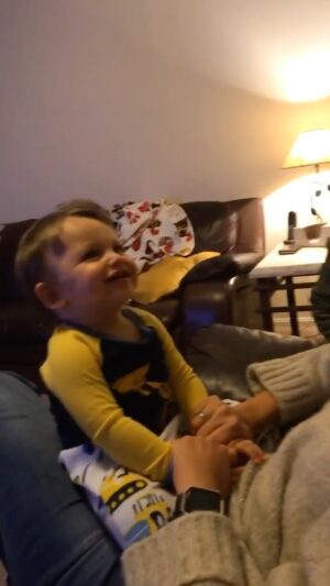 Juan Pablo Gamboa Instagram - Risa nerviosa… celos o lees felicidad? #reels #baby #parents