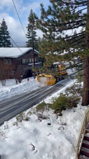 Juan Pablo Gamboa Instagram - Clearing the way #snow #reels #winter