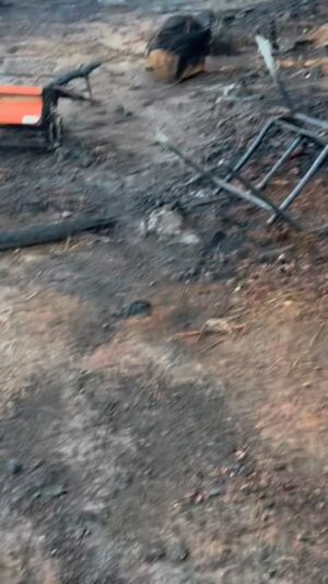 Juan Pablo Gamboa Instagram - Esta madrugada en la casa de mis vecinos inició este incendio, estuvo tan cerca de nuestra casa. Gracias  Dios no pasó a mayores y tanto los vecinos como nosotros estamos bien 🙏🏼