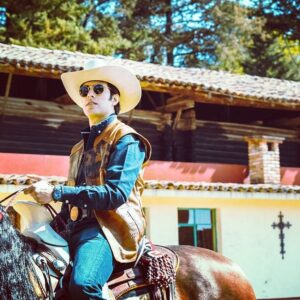 Juan Pablo Gil Instagram - Muy Feliz con este nuevo personaje “Lucas Del Monte” el menor de los hermanos del Monte pero con un gran corazón tanto con sus hermanos como con sus animales! Influencer y veterinario, enamorado de una niña hermosa llamada Alondra con quien comparte el gusto por el campo y los animales. (@esmeraldagl__ ) 
.  No se pierdan este 28 de Marzo a las 8:30 pm por @canalestrellas “LA HERENCIA” 🐴🥑🤠 @laherencia_tv 

GRACIAS POR LA OPORTUNIDAD @roy.rojasv @juanosorio.oficial DE NUEVO ES UN HONOR! 🙏🏼🙏🏼😁