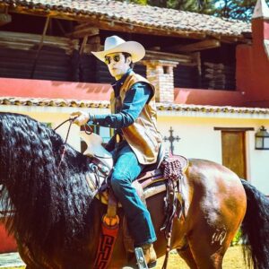 Juan Pablo Gil Instagram - Muy Feliz con este nuevo personaje “Lucas Del Monte” el menor de los hermanos del Monte pero con un gran corazón tanto con sus hermanos como con sus animales! Influencer y veterinario, enamorado de una niña hermosa llamada Alondra con quien comparte el gusto por el campo y los animales. (@esmeraldagl__ ) 
.  No se pierdan este 28 de Marzo a las 8:30 pm por @canalestrellas “LA HERENCIA” 🐴🥑🤠 @laherencia_tv 

GRACIAS POR LA OPORTUNIDAD @roy.rojasv @juanosorio.oficial DE NUEVO ES UN HONOR! 🙏🏼🙏🏼😁