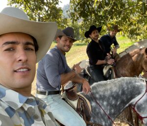 Juan Pablo Gil Instagram - La Herencia! 🎥🤠…Muy feliz de poder contarles este gran proyecto que hace unos meses iniciamos.. y muy pronto lo podrán ver en @canalestrellas !! No se lo pueden perder. #FaltoMateo  #TeamLucas #herederosdelmonte  #Golden #Dimond #Silver #Cobre #Bronze #DoñaElba @emmanuelpalomares @matlechat @danielelbittar
