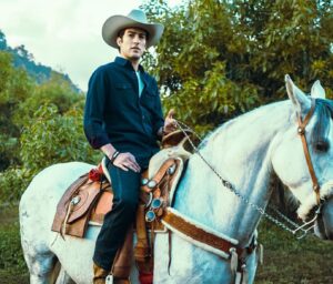 Juan Pablo Gil Instagram - La Herencia! 🎥🤠…Muy feliz de poder contarles este gran proyecto que hace unos meses iniciamos.. y muy pronto lo podrán ver en @canalestrellas !! No se lo pueden perder. #FaltoMateo  #TeamLucas #herederosdelmonte  #Golden #Dimond #Silver #Cobre #Bronze #DoñaElba @emmanuelpalomares @matlechat @danielelbittar