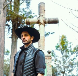 Juan Pablo Gil Instagram - Aquí Venimos los hermanos “Del Monte” … Todos los días a las 8:30 pm tienes una cita con los hermanos del Monte en “La Herencia” por @canalestrellas !!! 
 #TeamJuan @matlechat #TeamPedro @danielelbittar #TeamMateo @mauriciohenao_ #TeamSimon @emmanuelpalomares #TeamLucas @jpablogil  y tú qué Team Eres? @laherencia_tv