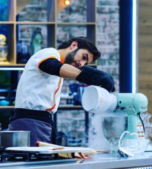 Juan Pablo Gil Instagram - 1. Con el Chef Pastelero mejor del Mundo con un restaurante que tiene ⭐️⭐️⭐️ Michelin. Un honor replicar un postre de @jordirocasan 

2. Haciendo Helado con nitrógeno Líquido 🧪👨‍🔬⚛️.

3. Quiubo quien te peino Lulú! 😉👨🏻‍🍳

4. Mi plato “Rocacao” réplica del chef.

5. El plato del chef @jordirocasan .

6. Ganeeee “pa que sepan donde vive lenchooo!! “ ánimo!!!!! 😁👨🏻‍🍳