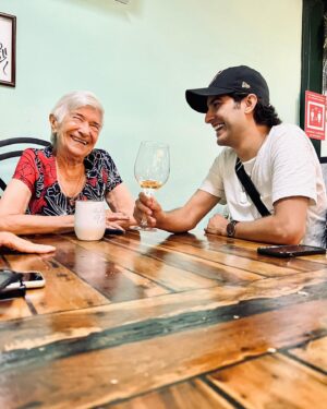 Juan Pablo Gil Instagram - Pláticas y un vinito con la abuela! @alicialarraguibelretes #94años