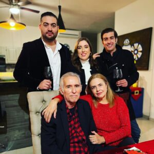 Juan Pablo Gil Instagram - Feliz Navidad 2022 🎄🎅🏻🎁🫶🏼 les deseo muy felices fiestas rodeados de su gente querida y bendiciones este próximo 2023! 🙏🏼