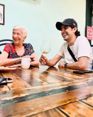Juan Pablo Gil Instagram - Pláticas y un vinito con la abuela! @alicialarraguibelretes #94años