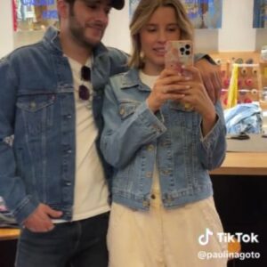 Juan Pablo Gil Instagram - Paulina Goto y Juan Pablo Gil 🤗
 Me encontré a un mensajerito artista @Juanpgil #llevamedespacio ❤️
.
.
.
.
.
.
#PaulinaGoto #PauGoto #actrizmexicana  #MadreSoloHayDos #MSH2 #MSHD #MiCorazonEsTuyo #UnCaminoHaciaElDestino #ElVueloDeLaVictoria #VencerElMiedo #VencerLaAusencia #MissXV #VeinteañeraDivorciadaYFantastica #NiñaDeMiCorazon #Eme15 #viralpictures #cute #Netflix #fyp #followforfollow #bestoftheday #fashion #instalike #instadaily #instagood #followback #photooftheday #likeforlike