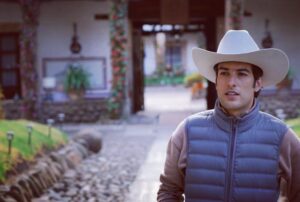 Juan Pablo Gil Instagram - Muy Feliz con este nuevo personaje “Lucas Del Monte” el menor de los hermanos del Monte pero con un gran corazón tanto con sus hermanos como con sus animales! Influencer y veterinario, enamorado de una niña hermosa llamada Alondra con quien comparte el gusto por el campo y los animales. (@esmeraldagl__ ) 
.  No se pierdan este 28 de Marzo a las 8:30 pm por @canalestrellas “LA HERENCIA” 🐴🥑🤠 @laherencia_tv 

GRACIAS POR LA OPORTUNIDAD @roy.rojasv @juanosorio.oficial DE NUEVO ES UN HONOR! 🙏🏼🙏🏼😁