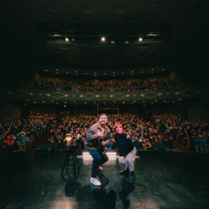 Juan Pablo López Instagram - Que gran público, en ambas funciones de ayer! Yo por lo menos lo pasé increíble, en Teatro Oriente.

Agradecer a quienes abrieron ambos shows @patopimienta y @malditalunilove 😍🫶🏻🌟 geniales 👏🏻👏🏻👏🏻

Próxima función en Santiago, 12 de Julio, doble función, 20 y 22 horas, Teatro Oriente, ticket en www.lopezcomediante.cl

Gran equipo liderado por @tereacevedoe 

📸 Lindas fotos de la @jossmoisan 
-
#santiago #humor #comedia #standup #standupcomedy #chile