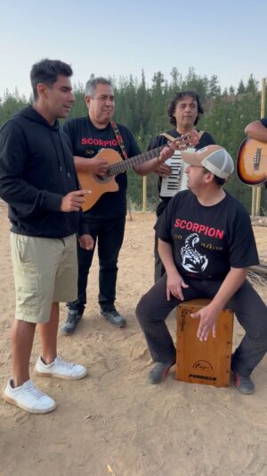 Juan Pablo Queraltó Instagram - Les cuento algo? Amo la música, eso es algo que me conecta mucho con mi @fransfeir y no solo eso, me conecta en los lugares que voy… me relaja cuando estoy estresado… me sube el ánimo y ademas me energiza…
Aquí grabando con los chiquillos de Scorpion talentos de Curepto que cumplen 50 años entregando musica a su localidad