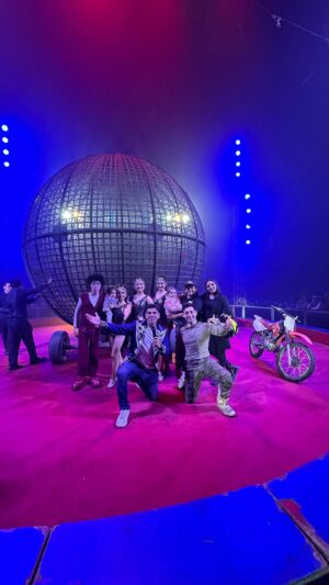 Juan Pablo Queraltó Instagram - Experiencia de pura adrenalina!!! 
Gracias a los circos de Chile que cada fin de semana me abren las puertas de sus carpas para conocer sus historias y ademas ser uno mas de uds!! Esta semana me tocó entrar al Globo de la muerte donde 2 motos giran en 360 grados conmigo dentro! una experiencia única, agradecer tb a la familia de Gaston del @circomundosmagicos por permitirme conocerlos y mostrar su vida a todos en @sabingochv GRACIAS 🤩 GRACIAS