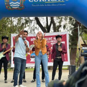 Juan Pablo Queraltó Instagram - Algunos momentos claves de nuestra grabación de hoy con @emiliadaiber en Curacavi! pura buena energia! cariño por todos lados! una reina maravillosa de la Tercera edad y ademas música llena de vida!
A qué plaza les gustaría que fueramos con @sabingochv los leo!!!
