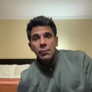 Juan Pablo Queraltó Instagram - Un Live desde Arica con @alanys_lagos @corazonsalvaje y @lpsdelsur porque este sabado se viene con todo la Gira de Condorito en la Medialuna de Huerta Mataquito en Hualañé.
@fiestaspachanguera