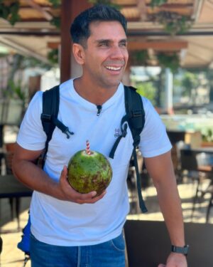 Juan Pablo Queraltó Instagram - Feliz miércoles… pura buena vibra y energía!!! 
Nuestra locación de hoy es BRASIL… Rio de Janeiro….
Agua de Coco, Sol, Playa, pura vida…. Con el equipo preparando sorpresas