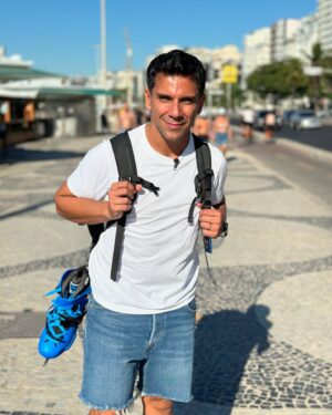 Juan Pablo Queraltó Instagram - Feliz miércoles… pura buena vibra y energía!!! 
Nuestra locación de hoy es BRASIL… Rio de Janeiro….
Agua de Coco, Sol, Playa, pura vida…. Con el equipo preparando sorpresas