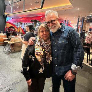 Juan Pablo Queraltó Instagram - Un dia muy especial con mi mamita ❤️❤️ Te amo mi Viejita… hoy celebramos en familia… en el @lola_by_arola con mi querido @sergiarola y despues fuimos a disfrutar de un hermoso show donde mi @fransfeir fue parte de los Inolvidables de Siempre. Día magico…