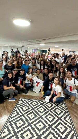 Juan Pablo Queraltó Instagram - Gracias @desafiochile y @skecherschile por hacernos parte de esta delegación de amor… permitirnos llevar abrazos, cariño, alegría, escucha… y el compromiso de ser agentes de visualización de una realidad cruda, triste y devastadora… de la cual nadie está libre.

Poder conversar con abuelitas, madres, tíos, hijos y hermanos, que lo perdieron todo. TODO. Todo lo que construyeron durante toda una vida. 14 abuelitos que se fueron con el fuego. Mascotas que no pudieron salvar. Recuerdos, abrigo, alimento, cobijo, vida, años, apuestas, todo. Se perdió para siempre. 

Y estar a la espera de justicia, ayuda, apoyo, algo, alguien!! Que no llega. Cómo volver empezar? Cómo dar vuelta la página. Cómo olvidar. Cómo encontrarle sentido. Cómo volver a luchar. Y quedar además a merced del miedo, de la delincuencia…de perder lo poco y nada que quedó… y que es la base de aferrarte la ilusión de recuperar tu vida.

El segundo incendio más grande del mundo. Consumió una zona equivalente a un tercio de Santiago! Muertes, devastación, robos, miedo. No nos olvidemos. El daño sigue ahí. Cada día hay cientos de personas que despiertan en el vacío de haberlo perdido todo. No podemos olvidarlos. Serán años de reconstrucción, y por supuesto, lo más importante es el dinero y el cemento, y nadie devolverá las vidas que los dejaron. Pero una sonrisa de consuelo y conexión humana tb ayuda a sanar el corazón.