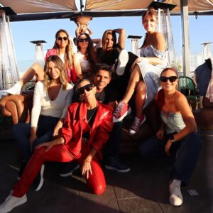 Juan Pablo Queraltó Instagram - Fotaza… feliz martes a todos!!! Aquí el Team listo y dispuesto….
@majo_olas @yamireyna @fransfeir @vanesaborghi @telorecomiendocl @karenpaolamusic 
ALEGRIAAAAAAAA NA NA NA COMON! Jajajajaj