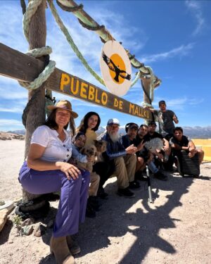 Juan Pablo Queraltó Instagram - Un recorrido por el extremo norte de Chile… Arica, Socoroma, Putre, PoconChile fueron algunos de los lugares que recorrimos con mi tremendo equipo de @sabingochv grabando sorpresas e historias…
Gracias a este grupo de amigos y profesionales que hacen que la pega sea exitosa!!! @fblanchait @eliascontrerasg @orlandoromerom 🙏🏽🙏🏽🙏🏽