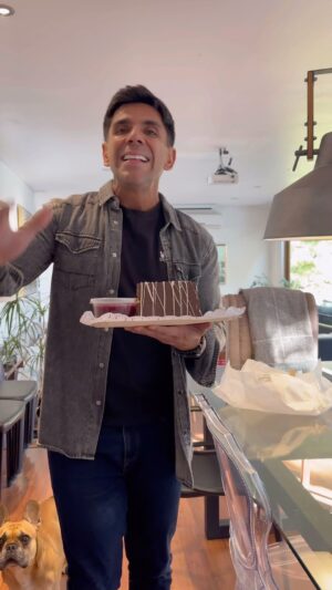 Juan Pablo Queraltó Instagram - GANATE UN EXQUISITO MENÚ PARA DISFRUTAR ESTE DÍA DE LA MADRE (menú para 6 personas: aperitivo, entrada, fondo y postre).

El concurso debemos definirlo:
1. Sigue ambas cuentas @jpqueralto @pastas_simonetti.cl

2. Etiqueta 3 amigos con los que te gustaría compartir este premio y cuéntanos por qué.⁠

3. Las 3 personas etiquetadas, deben a su vez seguir a @jpqueralto @pastas_simonetti.cl

Sorteo viernes 10 de mayo a las 18 horas (para que pueda encargarlo para el domingo).

El ganador será avisado por instagram en nuestra historia.
