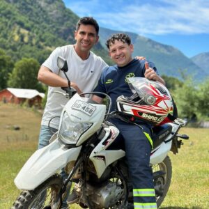 Juan Pablo Queraltó Instagram - Hoy en @sabingochv el primer capitulo de la nueva temporada de HACIENDO PATRIA. Hoy les mostraré la historia de PEDRO CID actualmente esta en la localidad de Epeukura en la Región de la Araucania, llegó hace 13 años para trabajar en una posta rural… y recorre los cerros en moto para llegar a atender a sus pacientes!!!