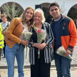 Juan Pablo Queraltó Instagram - Algunos momentos claves de nuestra grabación de hoy con @emiliadaiber en Curacavi! pura buena energia! cariño por todos lados! una reina maravillosa de la Tercera edad y ademas música llena de vida!
A qué plaza les gustaría que fueramos con @sabingochv los leo!!!