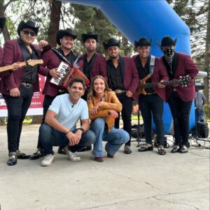 Juan Pablo Queraltó Instagram - Algunos momentos claves de nuestra grabación de hoy con @emiliadaiber en Curacavi! pura buena energia! cariño por todos lados! una reina maravillosa de la Tercera edad y ademas música llena de vida!
A qué plaza les gustaría que fueramos con @sabingochv los leo!!!