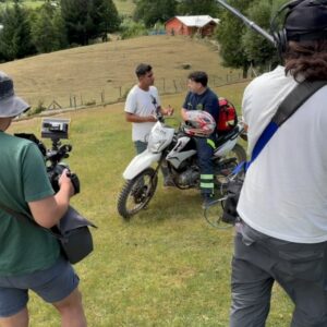 Juan Pablo Queraltó Instagram - Hoy en @sabingochv el primer capitulo de la nueva temporada de HACIENDO PATRIA. Hoy les mostraré la historia de PEDRO CID actualmente esta en la localidad de Epeukura en la Región de la Araucania, llegó hace 13 años para trabajar en una posta rural… y recorre los cerros en moto para llegar a atender a sus pacientes!!!