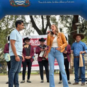 Juan Pablo Queraltó Instagram - Algunos momentos claves de nuestra grabación de hoy con @emiliadaiber en Curacavi! pura buena energia! cariño por todos lados! una reina maravillosa de la Tercera edad y ademas música llena de vida!
A qué plaza les gustaría que fueramos con @sabingochv los leo!!!