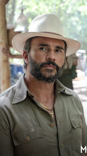 Juan Pablo Raba Instagram - Seems like things are gonna get a bit extra spicy for our Miami friends. 
Hold on to your horses cause war is coming.
Directed by talented @elrovzar and let brilliantly by @eldannypino @yuluminati @lauragordon____ @ @markfeuerstein @corinabradley @michelle_chiklis don’t miss tonight’s episode of @hotelcocainemgm @mgmplus 
Some new players are gonna make the game extra hot.
@erniel.baez @pgiunti @mayra.e.hermosillo @soyvicoliveira and a humble server…🐍
Brought to you by the ever twisted mind of @cbrancato86 and @therealpanes