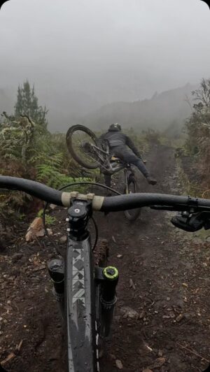 Juan Pablo Raba Instagram - Bici terapia.
Lodo terapia.
Risa terapia.
A veces los rides son rápidos, a veces simplemente chistosos.
Gracias @jaesva81 y @juan_forero_c

Bike therapy.
Mud therapy.
Laugh therapy.
Some ride are fast, others are just funny.