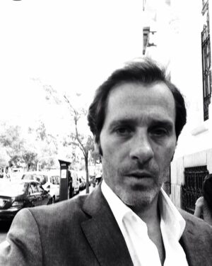 Juan Pablo Shuk Instagram - De casting por la city. Gracias @daviddeibis por ayudarme con el personaje.