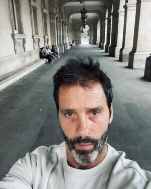Juan Pablo Shuk Instagram - Hoy tengo que parar y darle gracias a mi profesión por ser tan generosa con migo. Por permitirme conocer lugares fantásticos, gente maravillosa y talentosa. #acoruña #españa #operacionmareanegra