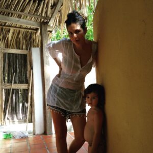 Juan Pablo Shuk Instagram - Dos guapas esperándome en la puerta para ir a la playa. Año pasado.