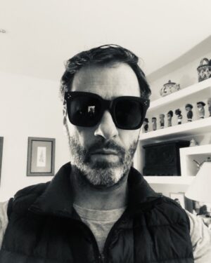 Juan Pablo Shuk Instagram - Nuevo look. Gafas; regalo de mi cuñada: @mlastra