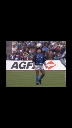 Juan Pablo Sorín Instagram - 35 años de la mejor entrada en calor del mundo Mundial
Te amamos  #DiegoEterno ♾️🇦🇷✊🏾❤️
@officialsscnapoli #LiveIsLife 
Y a vos, cuál era el gesto técnico q más te gustaba del 10 ?
Qual era aquela jogada que mais gostava de ver do #Maradona ?