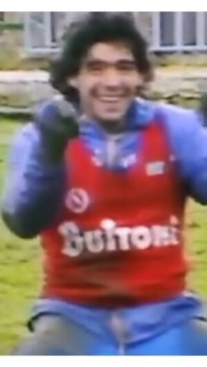 Juan Pablo Sorín Instagram - Barro ? fiaca ? Ser feliz con una pelota solamente ? #DiegoEterno 🇦🇷🙌🏾✊🏾⚽️❤️♾️ 
Que tengan lindo domingo 
@officialsscnapoli