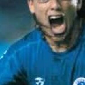 Juan Pablo Sorín Instagram - Feliz dia das mães para todas 😀! 
Há 22 anos comemoravamos o título 🏆 SulMinas com companheiros amigos queridos, com uma torcida incrível e com a minha mãe, Rut, que o @cruzeiro e a @sol_alac ❤️trouxeram de sorpresa 🥹desde Buenos Aires, aquele 12.5.2002 inesquecível 
O resto é história, porém jamais sairá da minha pele essa sensação única e irrepetível da 1a Despedida, desse amor incondicional e Eterno dos torcedores/as e o momento   q sonhado desde criança… de fazer um gol que signifique a glória, o famoso Gol do título 🤩 Essa vez foi no genial @mineirao junto a Nação Azul e milhões nas casas e por toda Minas Gerais… fecho os olhos e ainda lembro das crianças na saída, da energia cada vez que gritavam meu nome, essa conexão poderosa e infinita, e faixas muitas faixas, sorrisos, lágrimas e bandeiras argentinas 🇦🇷 sim no Brasil 🇧🇷 uma terra que nos acolheu e sempre será parte da minha vida né @elisabettacaceressorin ❤️? 
Abraço Azul 💙
