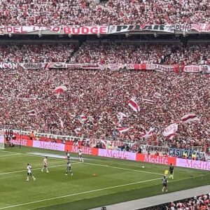 Juan Pablo Sorín Instagram - Que lindo volver al más #Monumental q nunca ! 
En familia con @elisabettacaceressorin encontrando a grandes amigos y leyendas como Enzo #Francescoli  @hernanediaz4 @patofillol entre tantos 
Clima espectacular con #elclasico y la hinchada que no paró un segundo!
Emocionante ser parte de tu historia @riverplate gracias a todos/as q nos cruzamos por el cariño tan especial siempre #epocasdoradas 
Van algunas fotitos recuerdos ❤️✊🏾
.
Gracias @claradonofrio @fundacionriver