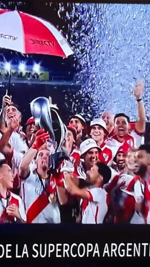 Juan Pablo Sorín Instagram - Felicitaciones a los jugadores a todo el CT comandado x  @demichelis_dt colaboradores/as dirigencia y toda la gente hinchas de @riverplate Campeón de la Supercopa 🏆 
Lo dio vuelta con este recontra golazo 👏de @rod.aliendro en Córdoba, después de un buen 2do tiempo donde mostró más elaboración, más actitud y tuvo picos d buen fútbol a través del juego colectivo, la conducción atrevimiento de @claudioecheverri_ q asumió la responsabilidad  y conexión con Barco y Borja   los buenos ingresos de Simón ( asist gol de Solari con esa dosis de suerte necesaria) Villagra y Enzo Díaz. Y vos cómo lo viviste ?