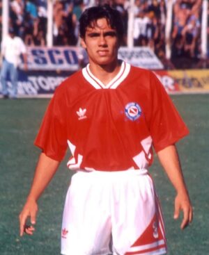 Juan Pablo Sorín Instagram - Ya es 28.4 en Europa me voy a dormir ( o algo parecido) así, con la camiseta puesta ! Y con toda la ilusión, alentando siempre al Bicho 🐞❤️✊🏾 !! 
Semifinal  @aaajoficial vs @velez 
#SemilleroDelMundo #LaPaternal #TifóndeBoyacá