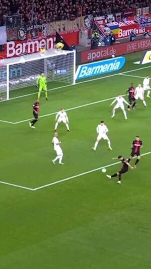 Juan Pablo Sorín Instagram - Brillante gol de @granitxhaka y mejor aún su actuación que hasta hizo preocupar al cuerpo médico y colaboradores de @xabialonso q termina aliviado y riendo por el golazo, la actuación victoria liderazgo de su @bayer04fussball que vuela 🚀 y x romper el récord de partidos invicto de la @bundesliga 👏👏👏