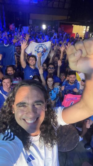 Juan Pablo Sorín Instagram - Espectacular e emocionante a 1a Edição  #SorinDeVoltaParaCasa 
Compartilhamos com   de 1200 pessoas q vieram de muitos cantos dessa MG amada, para tirarmos fotos e assinar camisas, braços e pernas 😂😂 
Show sensacional de @juliano @ninocaribeiro @elisabettacaceressorin e Marcelão 
Produção top @elisprodutora com @sol_alac ❤️polifuncional na cabeça   @ninanevesr e os vídeos geniais do @andregrecoamaral   hoje colaboração @juliofolha 
Nosso muito obgdo para o time da @ameixaproducoes da maravilhosa @yaskaraleal @cminchilo @henriquecarsalade ao @distrital pelo carinho para acolher este evento !
Gracias por nos fazer sentir em casa @angelacastanheira !
A nossos reporters x 1dia @lala.leal @alexandre_guima 
A Toda a imprensa mineira por comparecer e acompanhar sempre com tanto carinho.
Valeu @adidasbrasil Lucas-João pela parceria q recomeça 😉
Obgdo, obgdo, Gracias  torcedores/as por Ser essa força, esse amor, essa conexão genuína, para sempre @cruzeiro
#FamiliaAzul