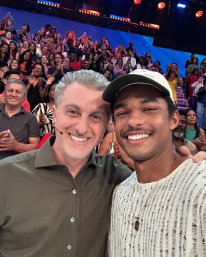 Juan Paiva Instagram - Venho agradecer a oportunidade que tive de ser júri do Dança dos famosos. Mas venho agradecer a oportunidade que tive de mostrar, mesmo sem eu saber, a minha vida. Foi uma supresa marcante. @domingao , @lucianohuck e sua equipe são responsáveis por minhas lágrimas de alegria e orgulho. Nunca foi fácil, mas nunca deixei de acreditar. ACREDITA!