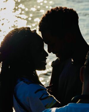 Juan Paiva Instagram - Novos episódios de #justiça2 já disponíveis no @globoplay 
Spoiler: Balthazar (baita azar) e Larissa se casam. 💍
@jessicamarquesatriz 🤍✨🙏🏾